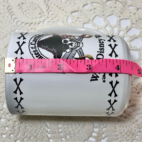 Vintage Walt Disney World Pirates Of The Caribbean Skull Crossbones Ceramic Mug - Picture 6 of 7